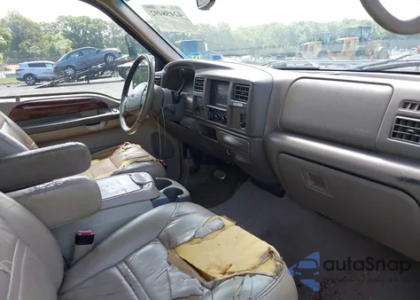 2000 Ford Excursion Limited from USA, damaged, VIN 1FMNU43S5YEB26119